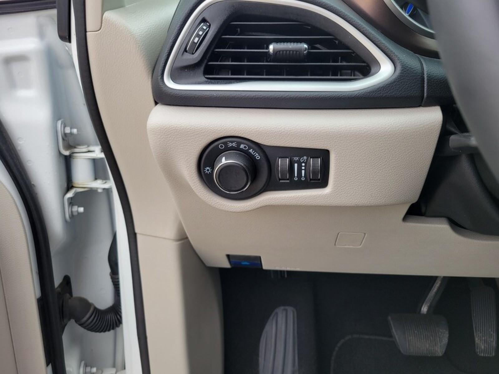 2023 Chrysler Voyager LX
