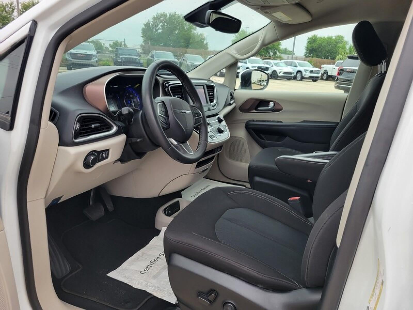 2023 Chrysler Voyager LX
