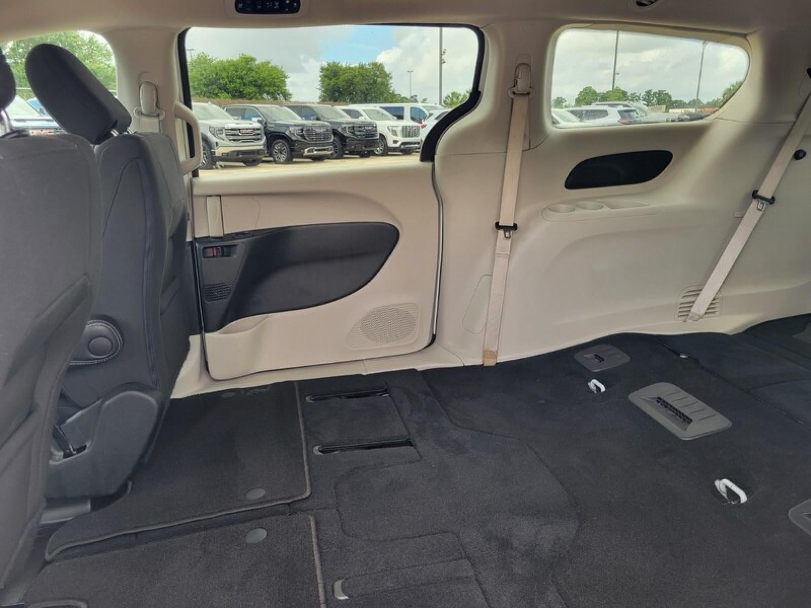 2023 Chrysler Voyager LX