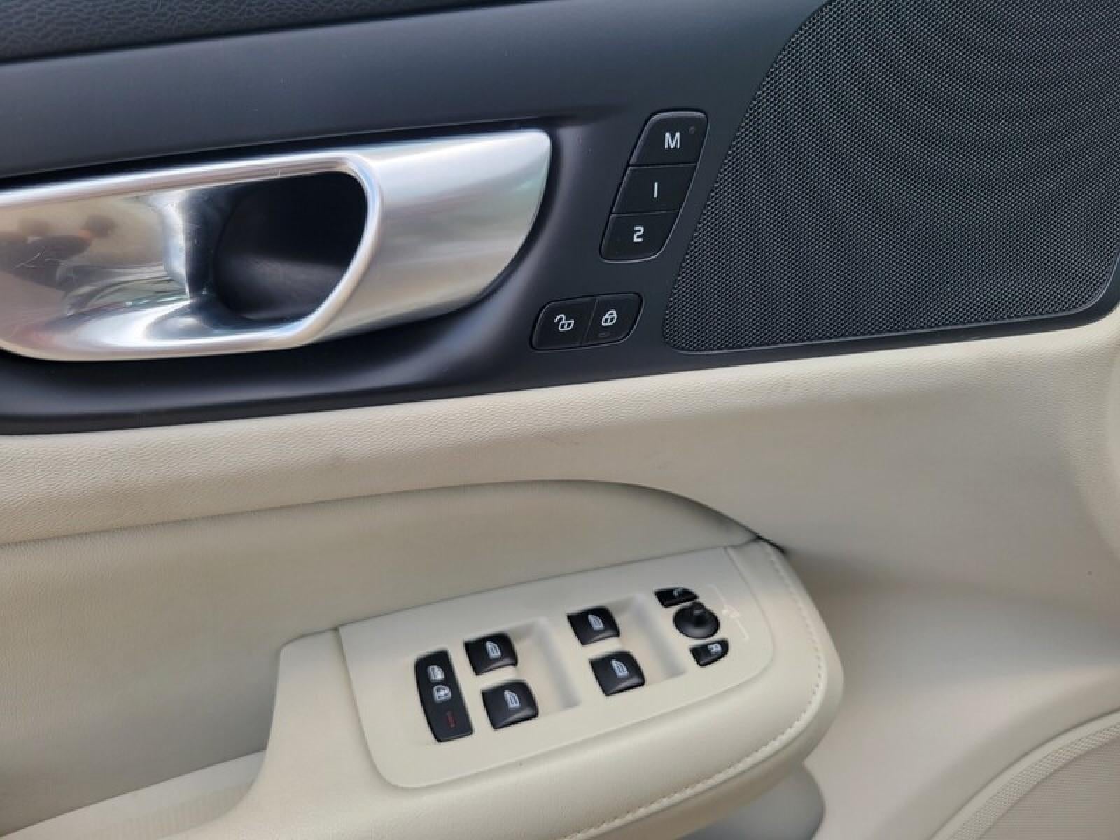 2024 Volvo S60 Plus Dark Theme