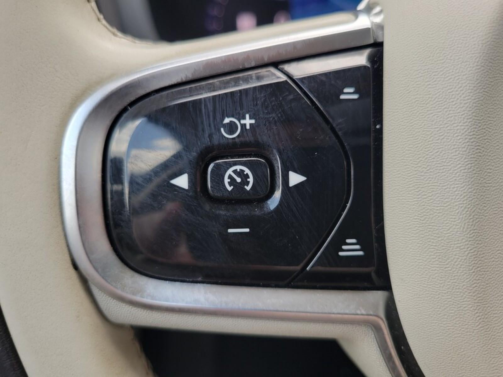 2024 Volvo S60 Plus Dark Theme