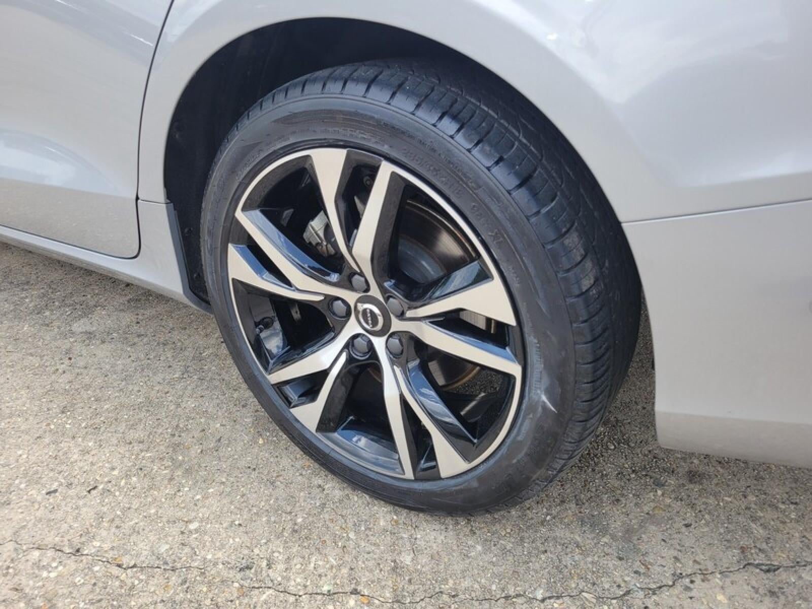 2024 Volvo S60 Plus Dark Theme